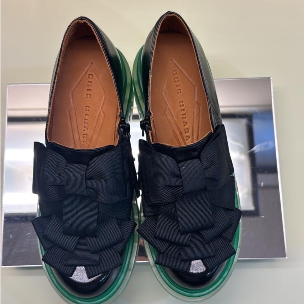 Chie Mihara Black women’s Leather Loafers with Green Platform bow detail NWT - Picture 2 of 5